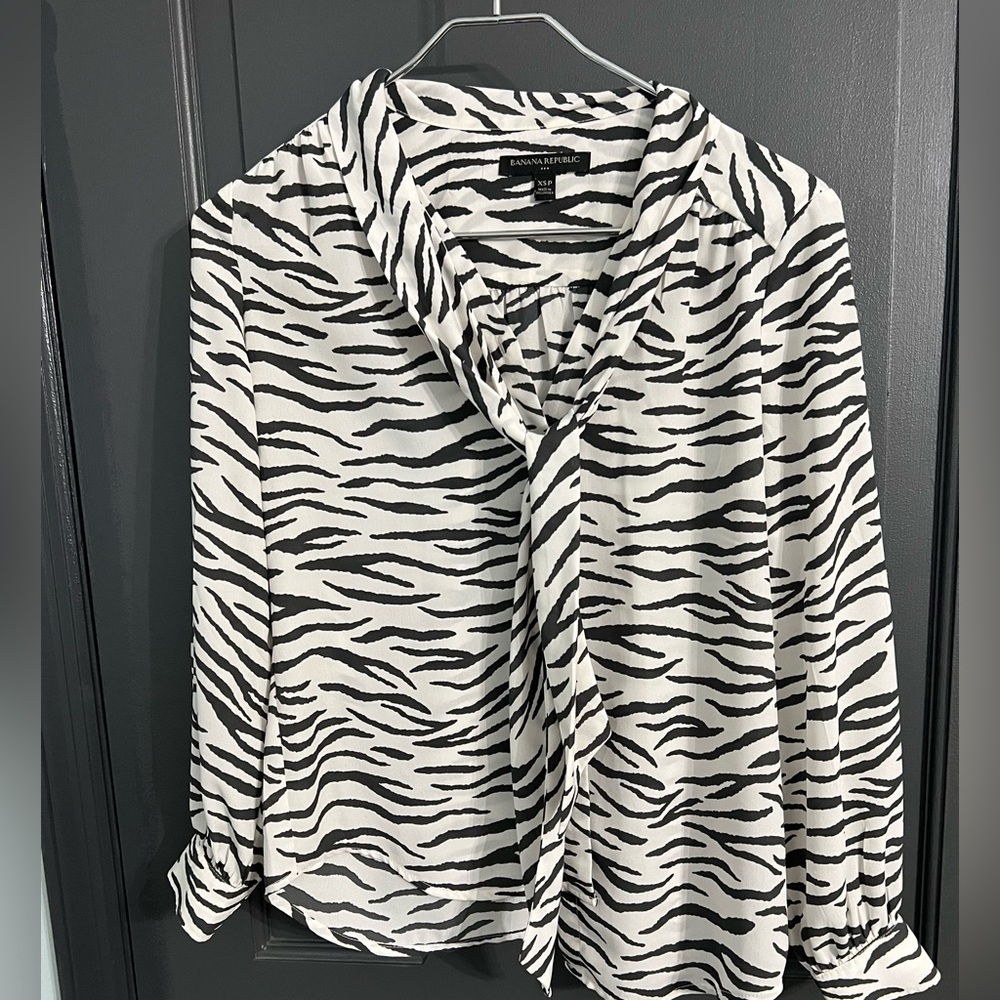 Contemporary dressy shirt size xsp from Banana Republic brand new condition.